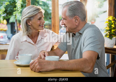 Älteres paar Interaktion mit einander in CafÃƒÂ © Stockfoto