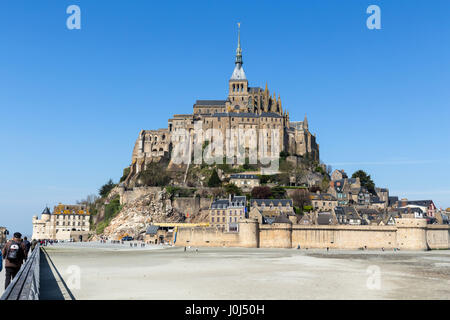 Panoramablick auf die berühmte Gezeiteninsel Le Mont Saint-Michel und die Abtei Saint-Michel in der Normandie, im Departement Manche, Frankreich. Stockfoto