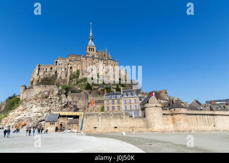 Panoramablick auf die berühmte Gezeiteninsel Le Mont Saint-Michel und die Abtei Saint-Michel in der Normandie, im Departement Manche, Frankreich. Stockfoto