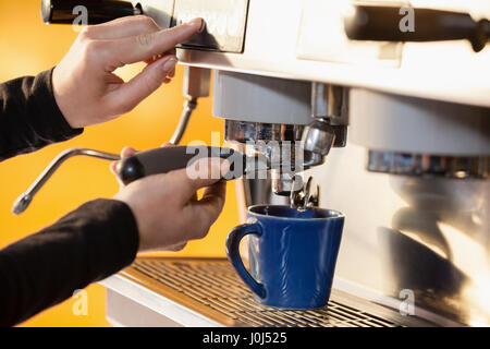 Bild der Frau, die Zubereitung von Kaffee im Café Shop beschnitten Stockfoto