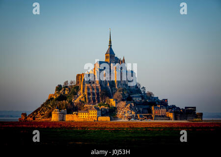 Panoramablick auf die berühmte Gezeiteninsel Le Mont Saint-Michel und die Abtei Saint-Michel in der Normandie, im Departement Manche, Frankreich. Stockfoto