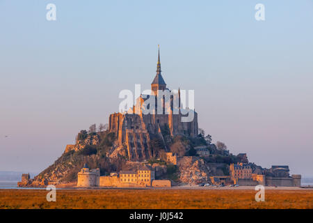 Panoramablick auf die berühmte Gezeiteninsel Le Mont Saint-Michel und die Abtei Saint-Michel in der Normandie, im Departement Manche, Frankreich. Stockfoto