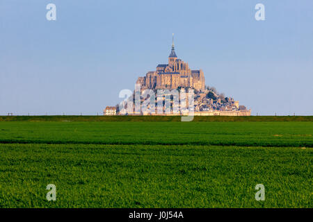 Panoramablick auf die berühmte Gezeiteninsel Le Mont Saint-Michel und die Abtei Saint-Michel in der Normandie, im Departement Manche, Frankreich. Stockfoto