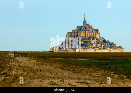 Panoramablick auf die berühmte Gezeiteninsel Le Mont Saint-Michel und die Abtei Saint-Michel in der Normandie, im Departement Manche, Frankreich. Stockfoto