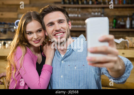 Junges Paar nehmen Selfie auf Handy in CafÃƒÂ © Stockfoto