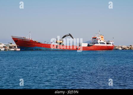 Frachtboot Ioanna Chrisoula vor Anker im Hafen Patitiri auf der griechischen Insel Alonissos am 27. September 2012. Stockfoto