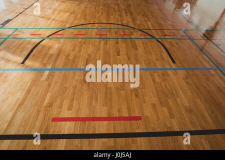 Leere Basketballplatz in der High school Stockfoto