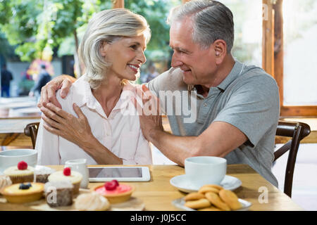 Älteres paar Interaktion mit einander in CafÃƒÂ © Stockfoto