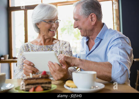 Gerne älteres Paar mit digital-Tablette in CafÃƒÂ © Stockfoto