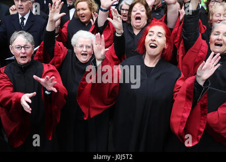 Mitglieder der Muttergottes Choral Society, begleitet vom Dublin Händelschen Orchester, während ein Outdoor-Performance auf Fishamble Street, Dublin, von Händels Messias. Stockfoto