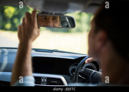 Mann, die Einstellung der Rückspiegel im Auto Stockfoto