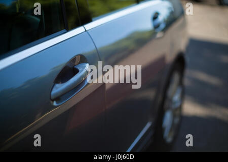 Erhöhte Ansicht des Autos auf der Straße geparkt Stockfoto