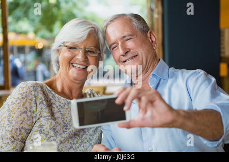 Senior Brautpaar nehmen Selfie auf Handy in CafÃƒÂ © Stockfoto