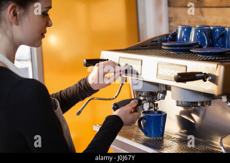 Bild des Inhabers, die Zubereitung von Kaffee im Café Shop beschnitten Stockfoto