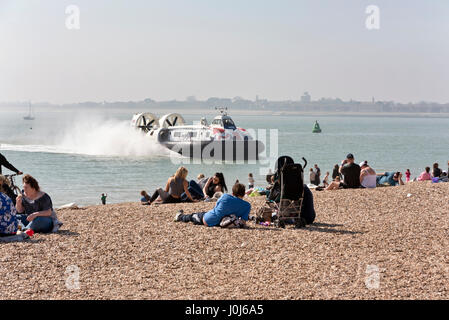 Hovercraft aus der Isle Of Wight kommt bei der Reise terminal im Meer, Southsea, Hampshire, UK Stockfoto