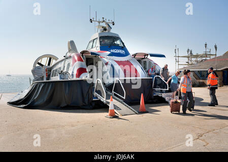 Hovercraft aus der Isle Of Wight kommt bei der Reise terminal im Meer, Southsea, Hampshire, UK Stockfoto