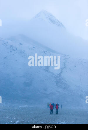 Wanderer auf dem Weg zum Kala Pattar in Nepal Himalaya. Foto © robertvansluis.com Stockfoto