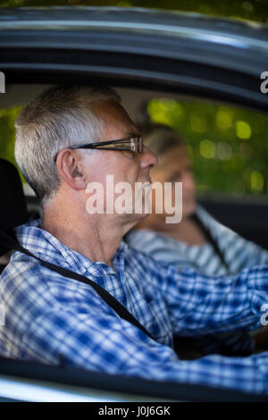 Ältere Mann und Frau sitzen im Auto Stockfoto