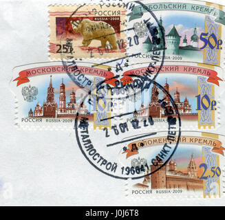 GOMEL, WEIßRUSSLAND, 11. APRIL 2017. Briefmarke gedruckt in Russland zeigt Bild der Kreml und Bär, circa 2009. Stockfoto