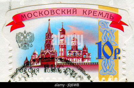 GOMEL, WEIßRUSSLAND, 11. APRIL 2017. Briefmarke gedruckt in Russland zeigt Bild von der Moskauer Kreml ist eine befestigte Anlage im Herzen von Moskau, ca. 2009. Stockfoto