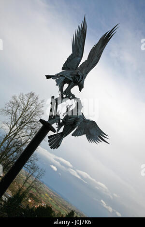 Eisenskulptur der Bussarde Kämpfe im Park in Malvern in Worcestershire Stockfoto