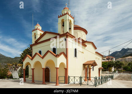 Dorfkirche in Kardamyli Dorf, Messenien, Griechenland. Stockfoto