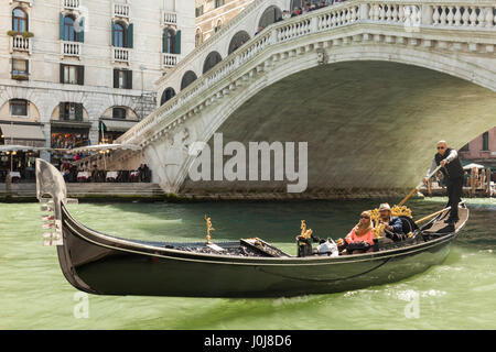 Frühling-Nachmittag am Rialto Brücke über den Canal Grande, Venedig, Italien. Stockfoto