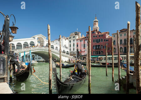 Frühling-Nachmittag am Rialto Brücke über den Canal Grande, Venedig, Italien. Stockfoto