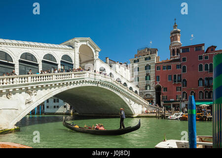 Frühling-Nachmittag am Rialto Brücke über den Canal Grande, Venedig, Italien. Stockfoto