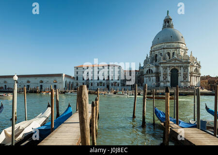 Frühling-Nachmittag am Canal Grande in Venedig, Italien. Mit Blick auf die Basilika Santa Maria della Salute im Sestiere Dorsoduro. Stockfoto