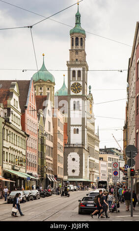 AUGSBURG, Deutschland - APRIL 1: Menschen auf einer Straße in Augsburg, Deutschland am 1. April 2017. Augsburg ist eine der ältesten Städte Deutschlands. Foto genommen fr Stockfoto