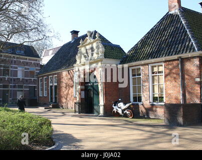 Eingang zum Sint Anthonygasthuis (St.-Antonius Hofje = Innenhof mit Armenhäuser), Innenstadt von Groningen, Niederlande. Gegründet im Jahre 1517. Stockfoto