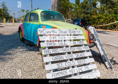 Kamelie Street Grill Zeichen in Everglades City in Collier County, Florida, bekannt als das Tor zu den 10.000 Inseln Stockfoto