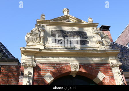 Giebel Stein, Eingang Sint Anthonygasthuis (St.-Antonius Hofje = Innenhof mit Armenhäuser), Innenstadt von Groningen, Niederlande. Gegründet im Jahre 1517. Stockfoto