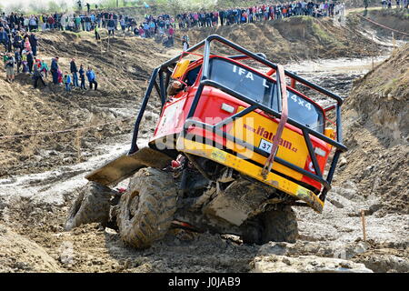 MILOVICE, Tschechien - 9. April 2017: Unbekannter LKW im schlammigen Gelände während Truck trial Meisterschaft Show des Tschechischen Repub Stockfoto