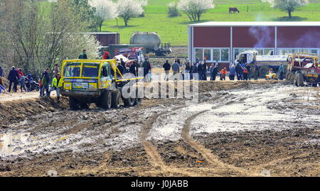 MILOVICE, Tschechien - 9. April 2017: Unbekannter LKW im schlammigen Gelände während Truck trial Meisterschaft Show des Tschechischen Repub Stockfoto