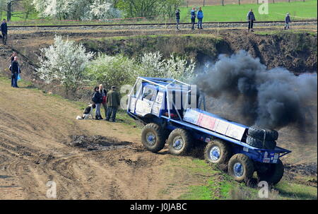 MILOVICE, Tschechien - 9. April 2017: Unbekannter LKW im schlammigen Gelände während Truck trial Meisterschaft Show des Tschechischen Repub Stockfoto