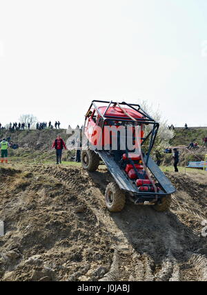 MILOVICE, Tschechien - 9. April 2017: Unbekannter LKW im schlammigen Gelände während Truck trial Meisterschaft Show des Tschechischen Repub Stockfoto