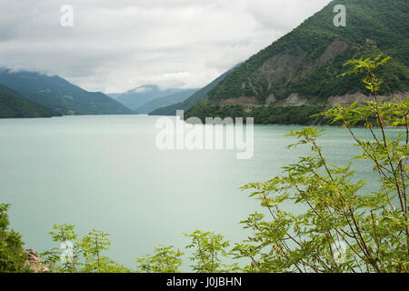 Stausee in den Bergen des Kaukasus in Georgien Stockfoto