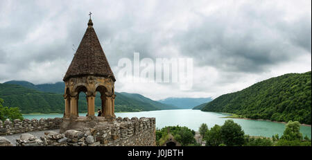 Mittelalterliche Festung Ananuri und Zhinvali Stausee in den Bergen des Kaukasus Stockfoto