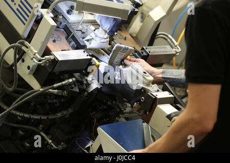 Generische stock Foto von Trainern der New Balance-Fabrik in Maryport, Cumbria unternommen werden. Stockfoto