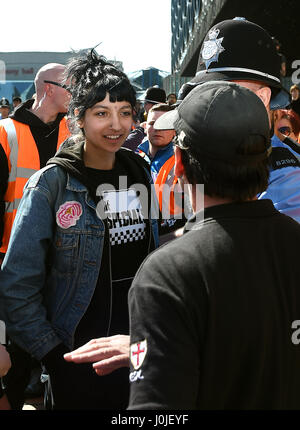 Saffiyah Khan (links) stellt English Defence League (EDL) Demonstrant Ian Crossland während einer Demonstration in der Stadt Birmingham, im Anschluss an das Westminster-Terror-Anschlag. Stockfoto