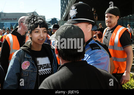 Saffiyah Khan (links) stellt English Defence League (EDL) Demonstrant Ian Crossland während einer Demonstration in der Stadt Birmingham, im Anschluss an das Westminster-Terror-Anschlag. Stockfoto