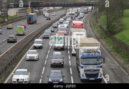 Langsam fließenden Verkehr auf der northbound M6 in der Nähe von Corley Servicestation in Warwickshire nach einem Unfall zwischen einem LKW und ein Auto auf der Fahrbahn in Richtung Süden führte zu langen Verzögerungen in beide Richtungen. Stockfoto