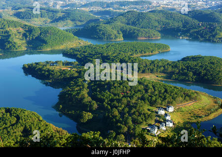 Fantastische Landschaft Eco See, Dalat Reisen, Viet Nam, Villa im Wald, Eindruck Form der Hügel, Berg aus hohen, wunderbar für Ökotourismus Stockfoto