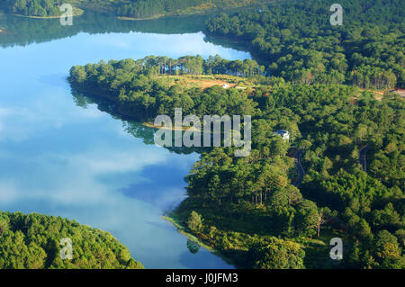 Fantastische Landschaft Eco See, Dalat Reisen, Viet Nam, Villa im Wald, Eindruck Form der Hügel, Berg aus hohen, wunderbar für Ökotourismus Stockfoto