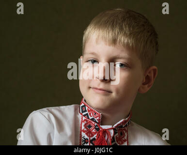 Porträt eines jungen im ukrainischen Boho Tunika Stockfoto