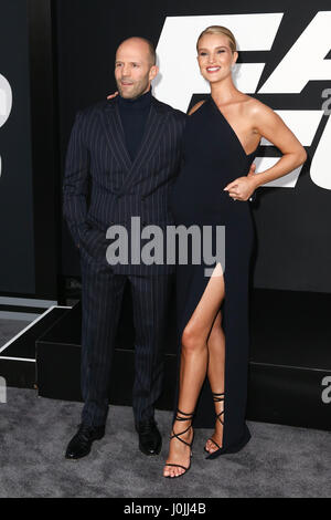 Jason Statham und Rosie Huntington-Whiteley besuchen Sie "The Fate of the Furious" Premiere in der Radio City Music Hall in New York City am 8. April 2017. Stockfoto