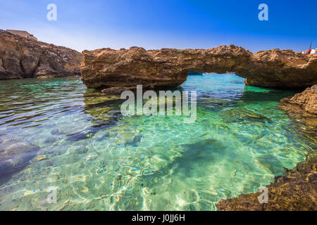 Blaue Lagune, Malta - der Bogen von der blauen Lagune auf der Insel Comino auf einem strahlend sonnigen Sommertag mit blauem Himmel Stockfoto