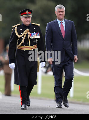 Präsident des Kosovo, Hashim Thaci (rechts), kommt mit dem Generalstabschef, General Sir Nick Carter für das souveräne Parade an der Royal Military Academy Sandhurst, Berkshire. Stockfoto